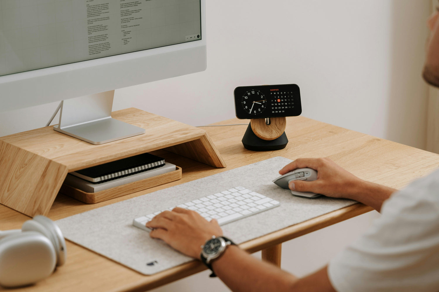 Paper Planners vs. Digital Tools: Which Productivity Method Actually Fits Your Brain?