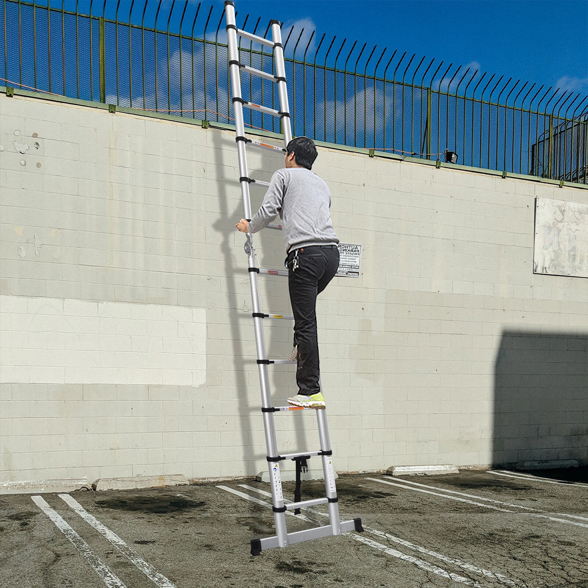 Retractable Aluminium Alloy Ladder 320 / 380 cm